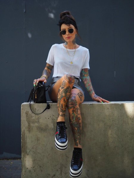 Татуированная девушка