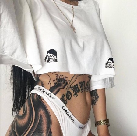 Девушка с татуировками