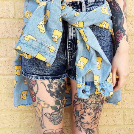 Девушки в шортах с татуировками