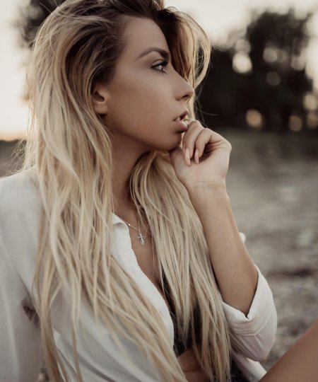 Красивая блондинка