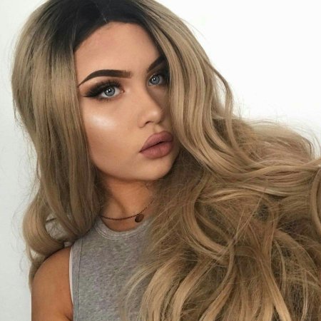 Блондинка с темными корнями