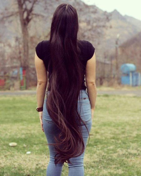 Девушка с длинными волосами сзади