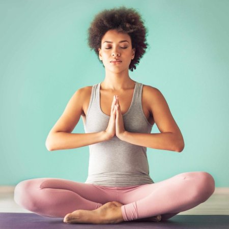 Женщина медитирует