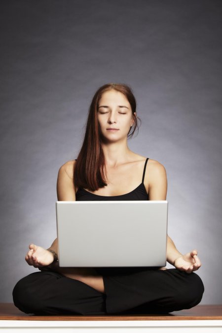 В позе лотоса с ноутбуком