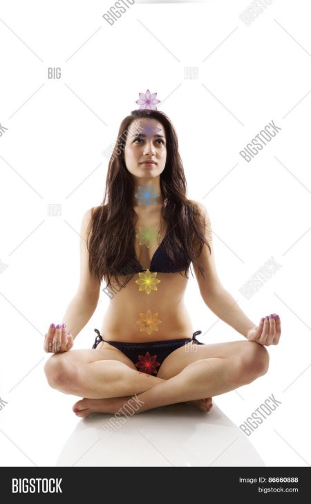Красивая девушка в позе лотоса