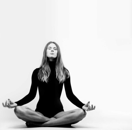 Женщина в позе лотоса