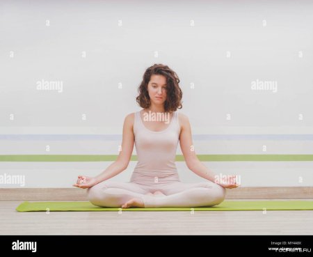 Женщина в позе лотоса