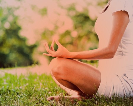 Медитирующая девушка