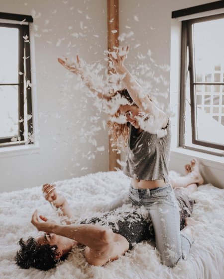 Дерутся подушками