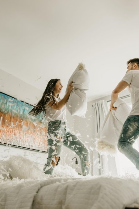 Дерутся подушками