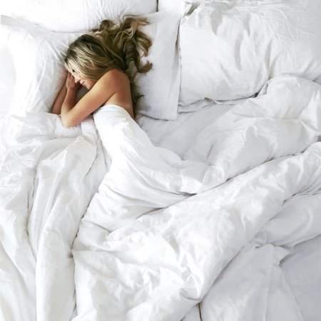 Девушка в одеяле