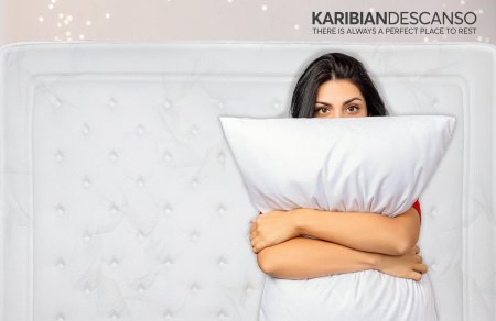 Девушка с подушкой