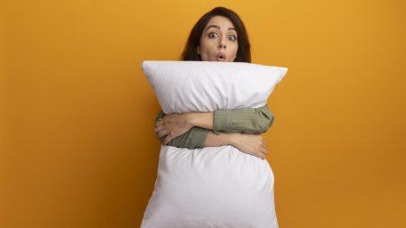 Девушка обнимает подушку