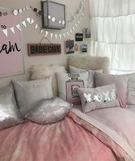 Декоративная подушка на кровать