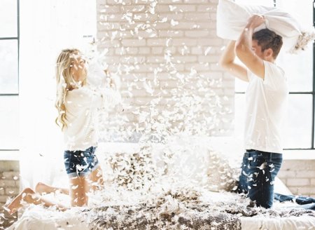 Дерутся подушками