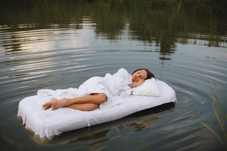 Фотосессия на матрасе воде