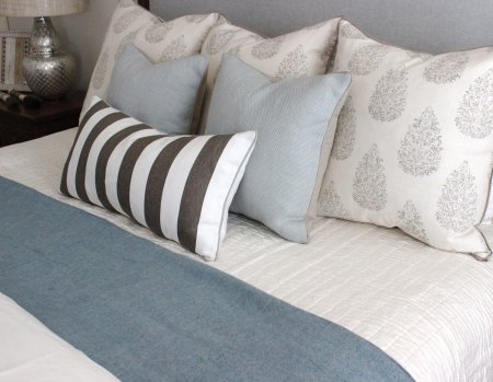 Декоративная подушка на кровать