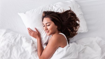 Девушка спит