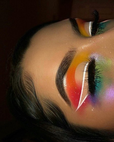 Макияж яркими тенями