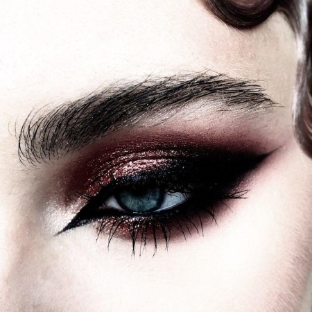 Тёмный макияж
