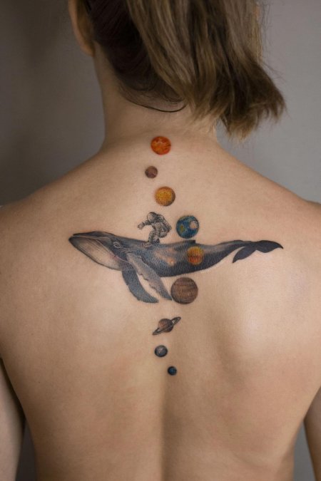 Тату космос на спине девушки