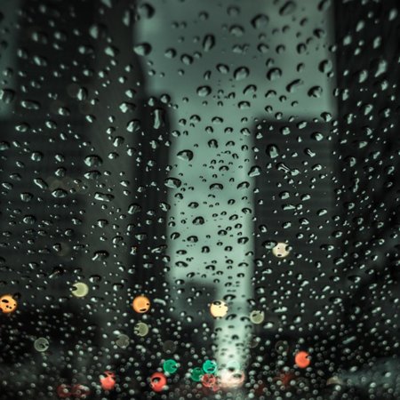 Капли дождя на окне