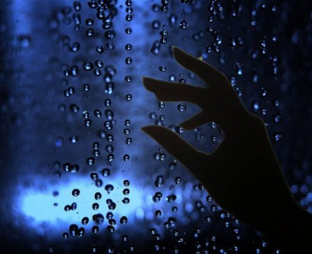 Капли на стекле