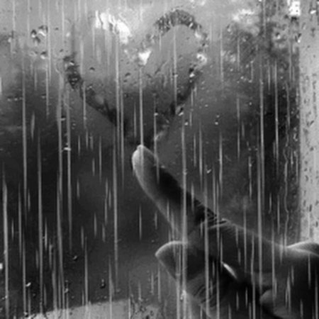 А дождь на окнах рисует напоминая о твоих поцелуях