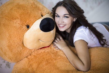 Девушка с плюшевым медведем