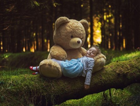 Малыш с плюшевым мишкой