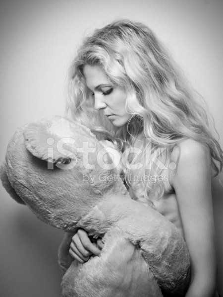 Девушка обнимает мишку