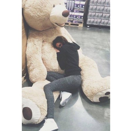 Девушка с медведем