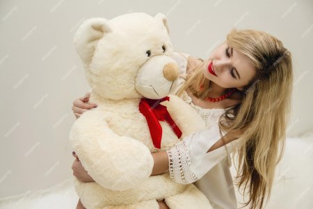Блондинка с плюшевым мишкой