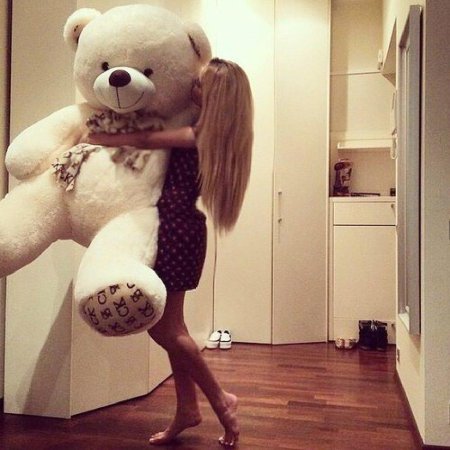 Блондинка с медведем