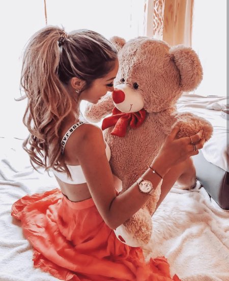 Девушка с мишкой
