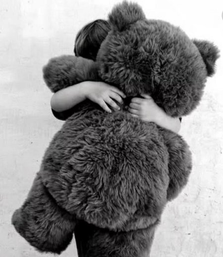 Девочка обнимает мишку