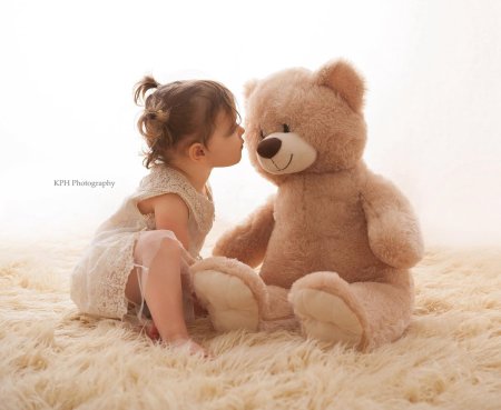 Девочка с плюшевым мишкой