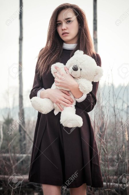 Девочка с мишкой в руках