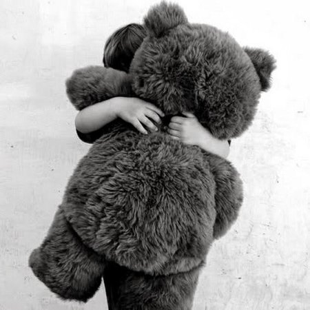 Мишка обнимает