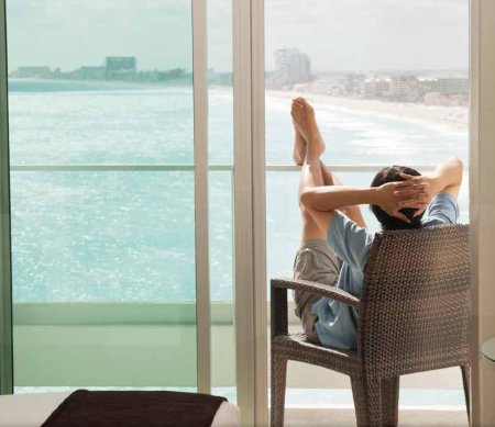 Окно с видом на море