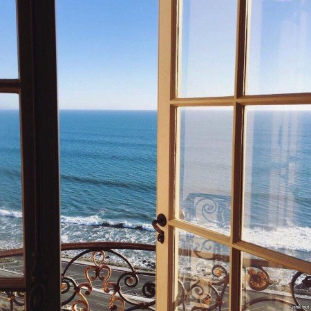 Вид из окна на море