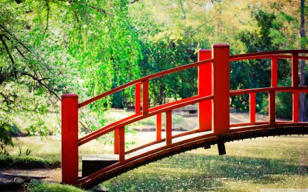Красный мост в японии