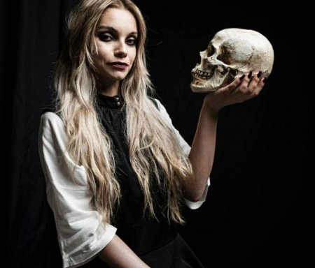 Девушка держит череп