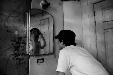 Человек напротив зеркала