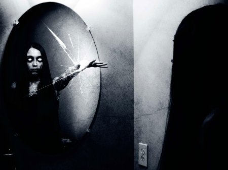 Страшное отражение в зеркале