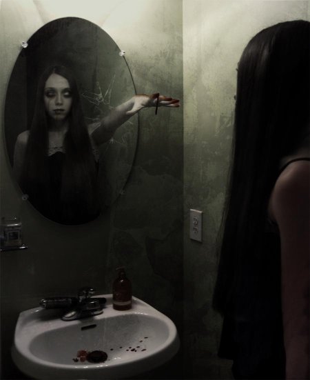 Страшное отражение в зеркале