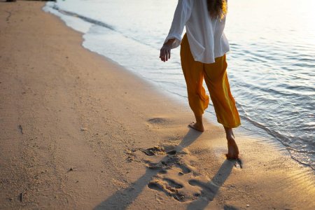 Девушка идет по пляжу