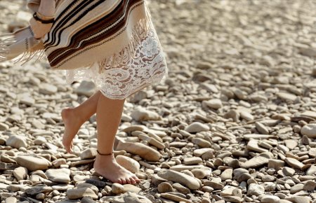 Босые ноги в песке девушек