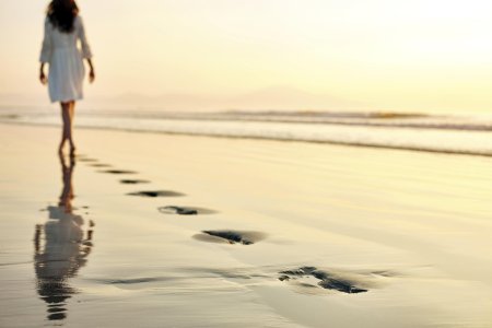 Девушка на берегу моря