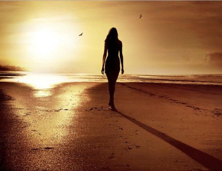 Уходящая девушка